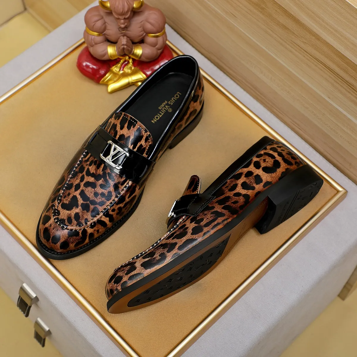 Men's shoes 💰 460 💰 Louis Vuitton LV ® 🆕 model 🔛Full shoe counter, first layer cowhide, 🐂leather lined casual shoes for men, super soft outsole, essential for driving. Counter synchronization, original first layer cowhide, completely 1:1 mold customization🌹top version, color optional! Number: 39-44 (customized at 38.45)